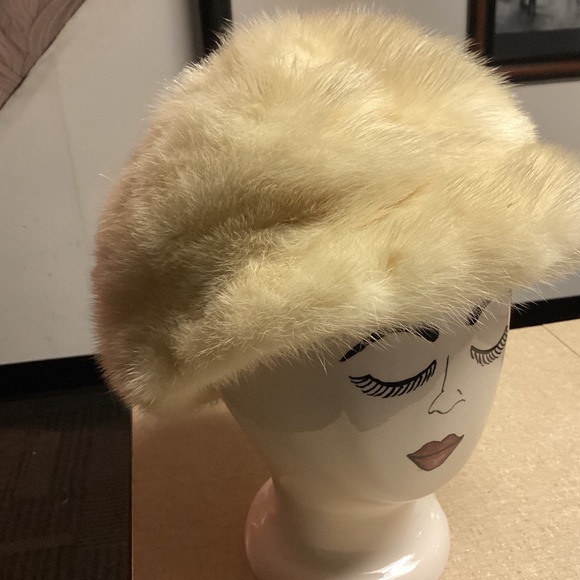 Vintage MISS ALICE BLONDE FUR HAT. - Picture 1 of 10